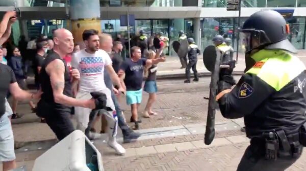 ME voert charges uit na afloop van rustige demonstratie op 't Malieveld