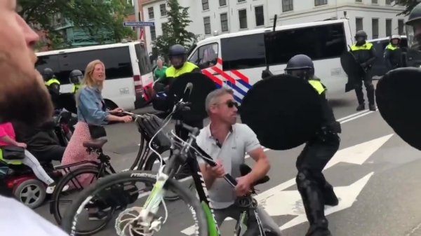 Man gebruikt fiets als wapen tijdens protest in Den Haag