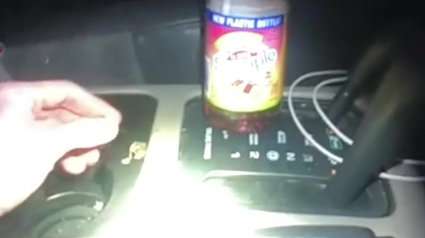 Bodycam van agent legt vast hoe hij zelf drugs in auto van verdachte legt