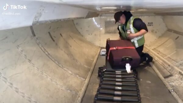 Zo wordt een vliegtuig volgestouwd met onze bagage