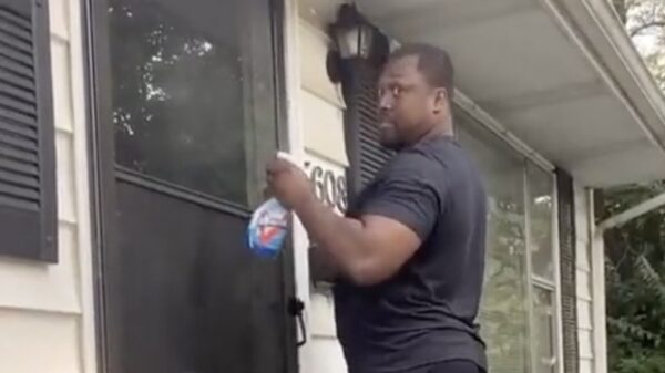 Als je je buren buiten met elkaar hoort ruziën