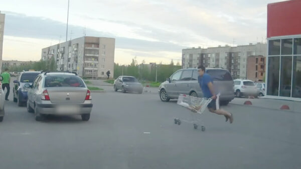 Leunen op een winkelwagentje vol boodschappen is een heel slecht idee