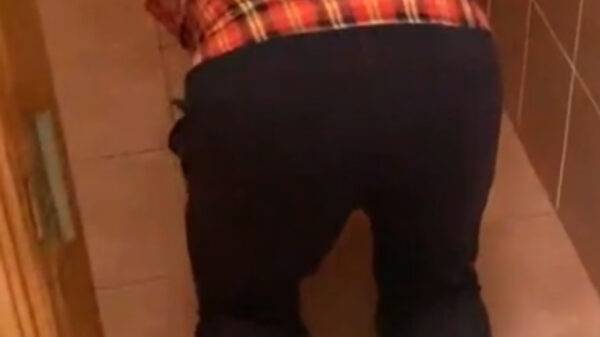 Man scoort verdomd pijnlijke hole in one