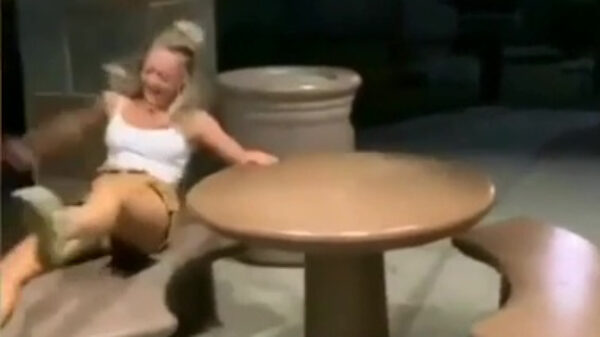 Yoga op een tafel is niet voor iedereen weggelegd