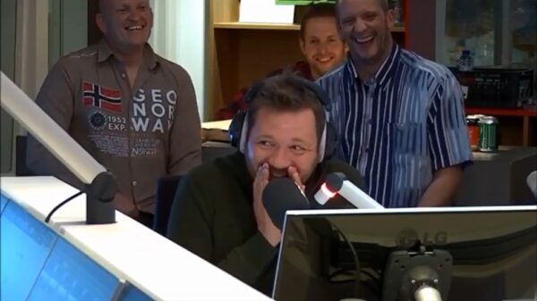 Jochem Myjer wordt gebeld en weet niet dat hij op de radio is