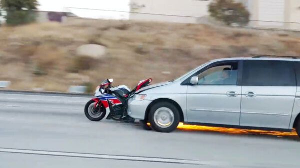 Automobilist rijdt gewoon door nadat hij een motorrijder ramt