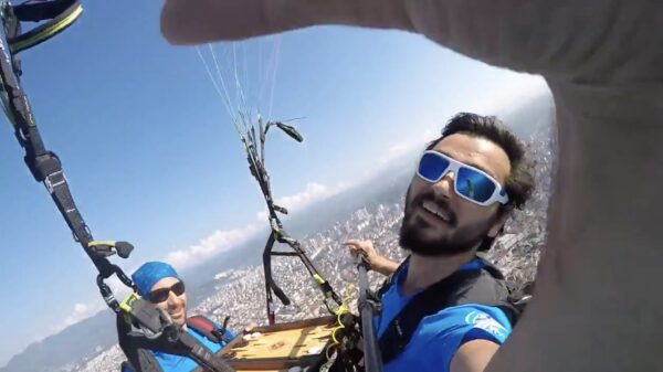 Een potje backgammon spelen tijdens een paraglidervlucht