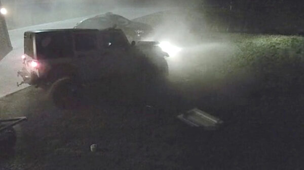 Faalhaas parkeert zijn Jeep bovenop een geparkeerde auto