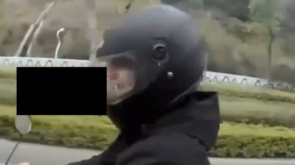 Motorrijder wordt lastiggevallen en heeft ineens slecht zicht