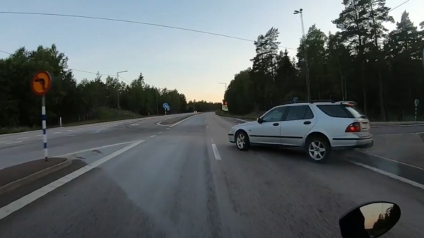 Zweedse motorrijder had bijna enkeltje hemel na idiote actie van automobilist