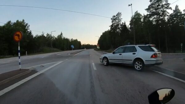 Zweedse motorrijder had bijna enkeltje hemel na idiote actie van automobilist