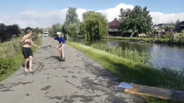 Sicke stunt op skateboard valt in het water