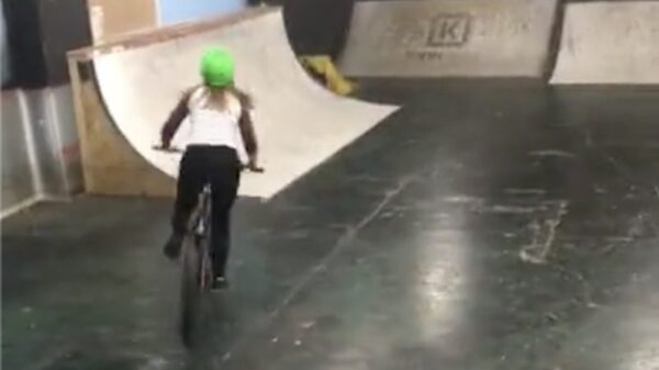 Dochter maakt eerste rond op haar BMX