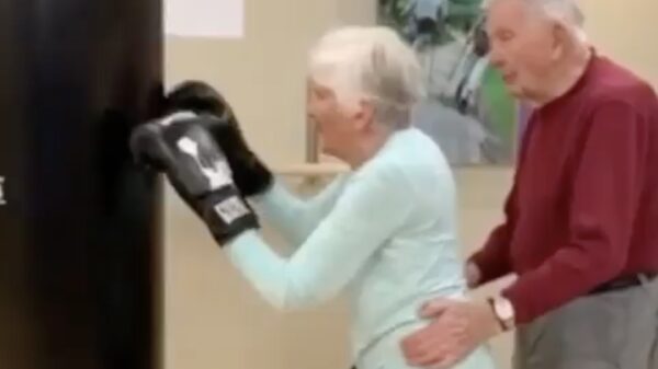 Oma heeft nog steeds haar boksmoves in huis