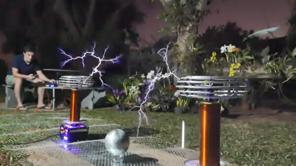 Het aanstekelijk 'Africa' van Toto klinkt op Tesla Coils nog steeds erg vermakelijk