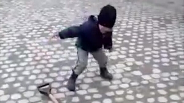 Koter heeft de grootste lol met een schep totdat 'ie terugslaat