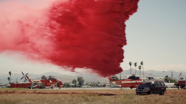 Wat blijft er van je SUV over als een blusvliegtuig er 4000 liter water overheen gooit?