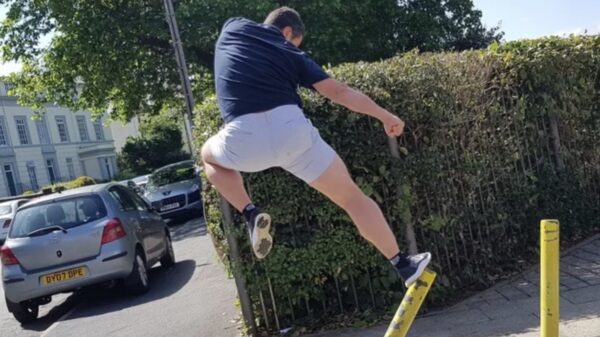 Deze krachtpatser sloopt alles met zijn blote handen en voeten