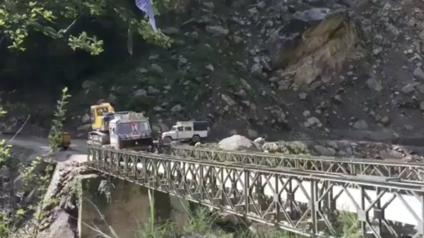 Brug India bezwijkt onder het gewicht van zwaarbeladen vrachtwagen