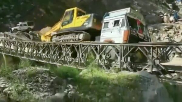 Brug India bezwijkt onder het gewicht van zwaarbeladen vrachtwagen