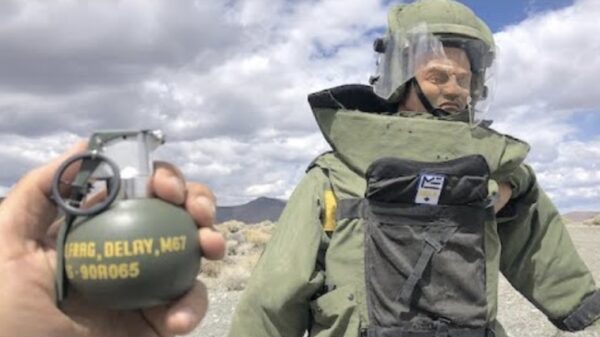 Youtuber Edwin Sarkissian test of een bompak tegen een handgranaat is bestand