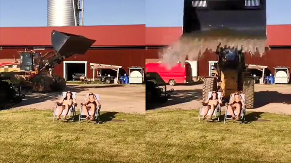 Zonnende boerendochters worden op een koude douche getrakteerd