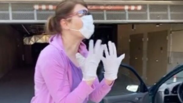 Karen krijgt een complete meltdown na een ruzie op de weg in Seattle