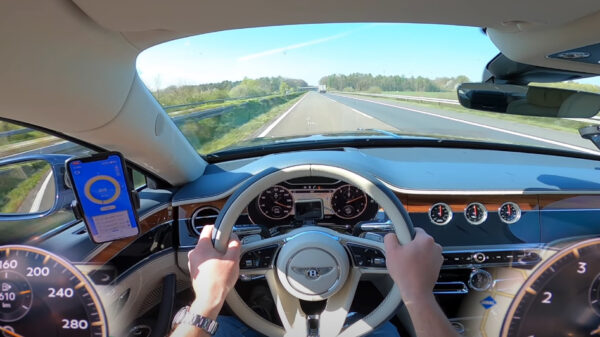 Even met 340 in een Bentley Flying Spur over de autobahn knallen