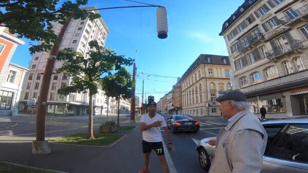 Motorrijder grijpt gelijk in als agressief eikeltje een bejaarde aanvalt