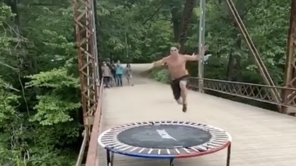 Spring eens via een trampoline van een brug!