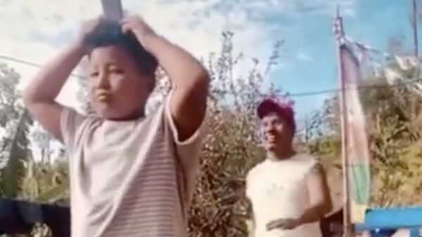 Bruce Lee trapt baksteen met gemak van zijn hoofd