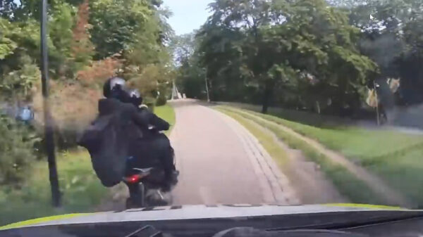 Noorse politie beukt gewapende overvallers van hun scooter tijdens heftige achtervolging