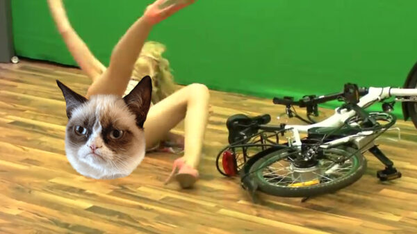 Duitse presentatrice lazert van fiets en showt iets teveel van zichzelf