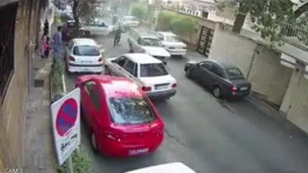 Geschifte idioot ramt zich dwars door een eenrichtingsweg