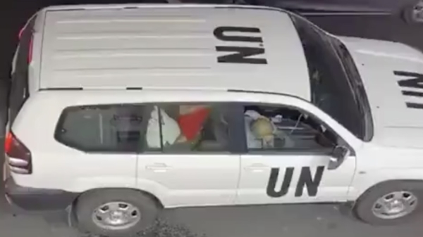 Klein feestje in de auto van een VN-medewerker