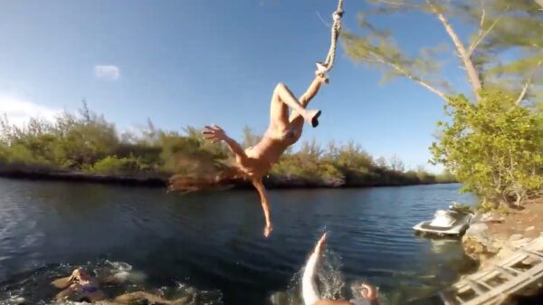 Jane maakt een behoorlijke klapper als ze sierlijk tegen de rotsen slingert