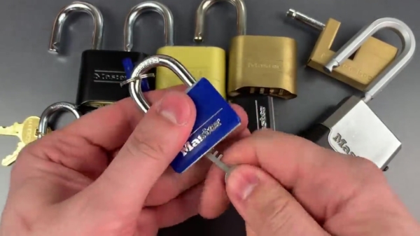 Lockpicker laat zien waarom je beter geen sloten van het merk Master Lock kunt kopen