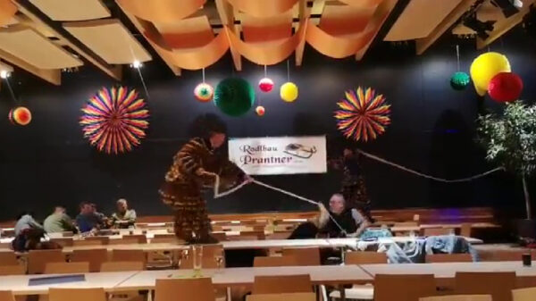 Opa krijgt tijdens cowboyshow een zweep voor zijn bakkes