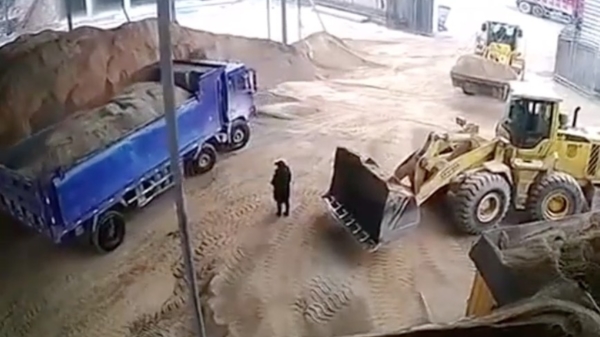 Chinese vrouw levend begraven door een bulldozer op de bouwplaats