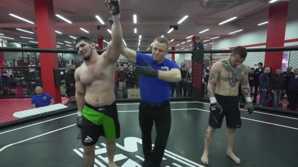 17-jarige Russische Hulk maakt MMA-debuut en vernietigt tegenstander