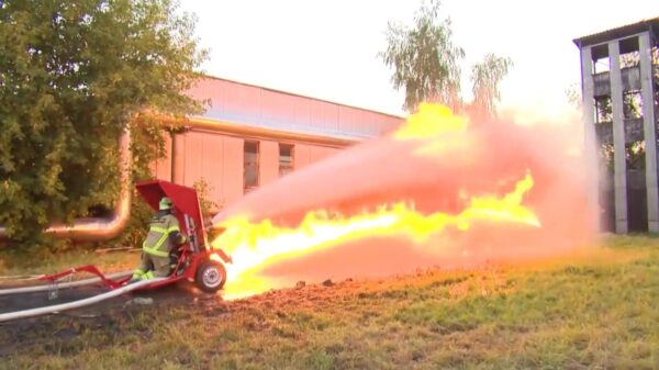 Waterkanon vs. vlammenwerper: place your bets