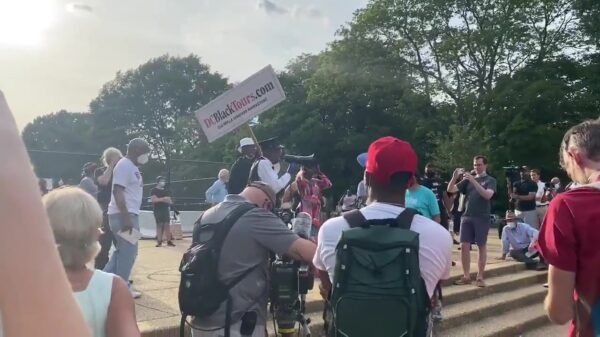 Zwarte tourgids laat demonstranten niet zomaar een standbeeld neerhalen