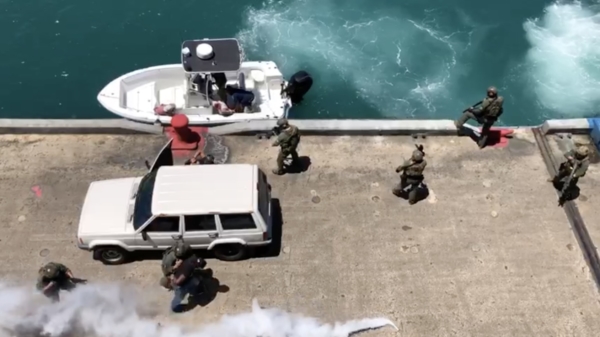 De Braziliaanse marine onderschept bootje met kilo's drugs aan boord