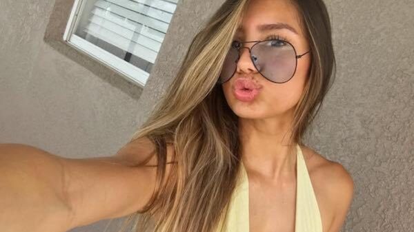 Gewoon een verzameling dames met een aanzienlijk decolleté