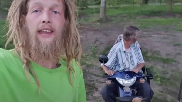 Papa en zijn scootmobiel eisen alle aandacht op in de nieuwe vlog