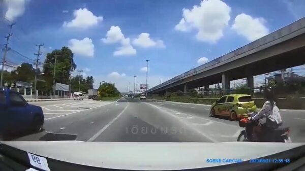 Verwaande tante wacht het juiste moment af om de linkerbaan te pakken