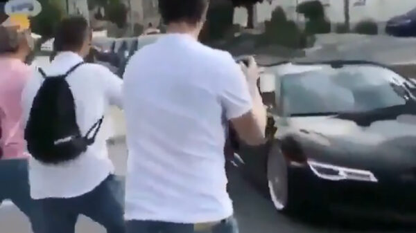 Een automobilist met een dure patserbak trollen doe je zo