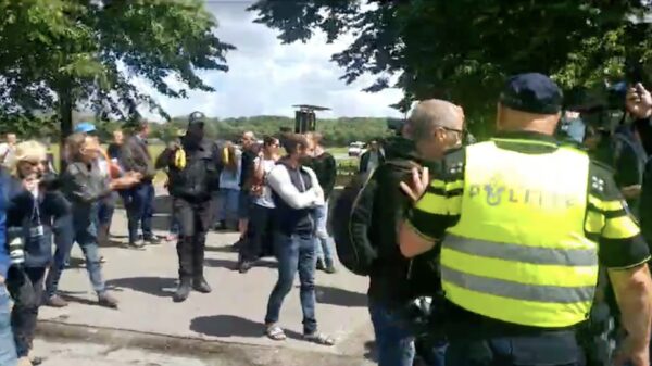 LIVE: demonstratie 'viruswaanzin' in Den Haag die je wist dat zou komen