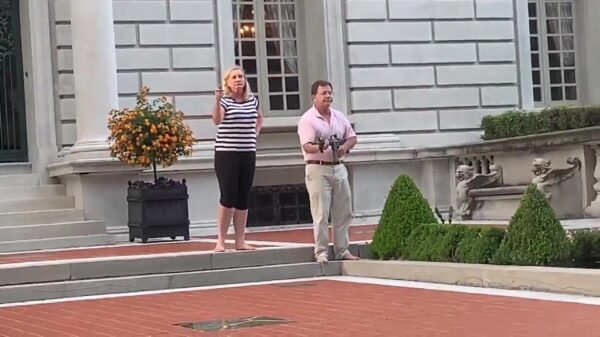 Amerikaans stelletje verdedigt hun woning met flinke wapens