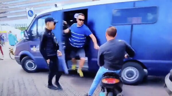 Zogenaamde 'relschopper' van scooter getrokken en in ME-busje gedrukt